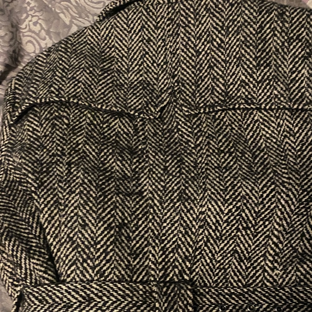 Chic Herringbone Trench Coat in Black and White - Picture 5 of 9